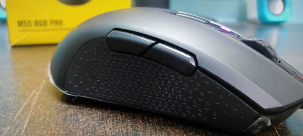 Corsair-M55-gaming-mouse-symmeterical-sides-with-grooves-for-grip